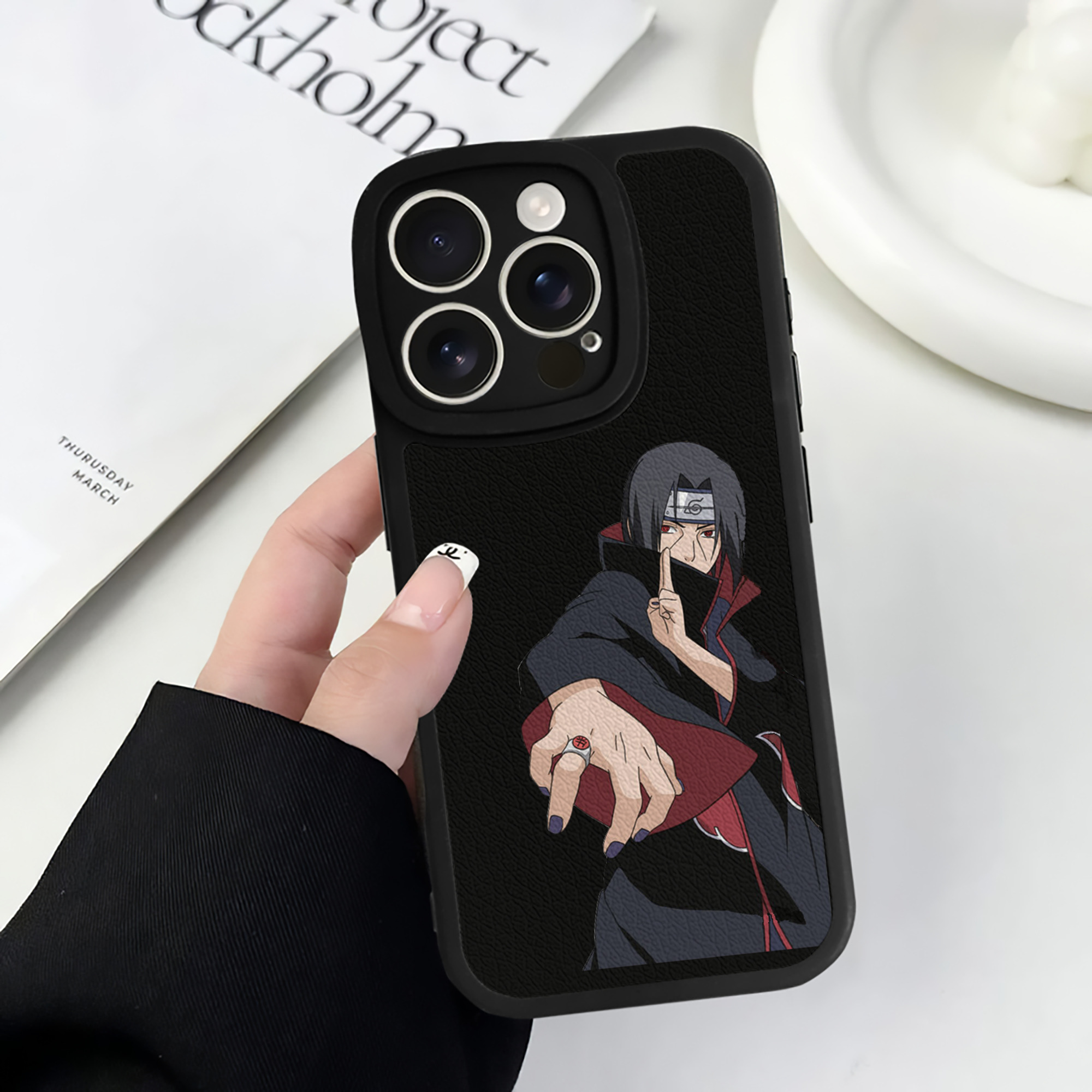 （画像用） NARUTO -ナルト- うちは イタチ Uchiha Itachi 【iPhone 16シリーズ対応】シリコンスマホケース（レザー調） 材質：シリコン